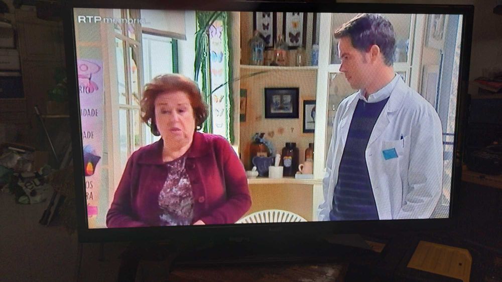 TV Kunft 32" em óptimo estado, com comando e disco de 1GB, resolução 1920x1080. Manual de utilizador em Português.