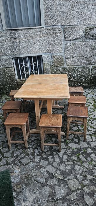 Mesa de madeira maciça, 8 bancos