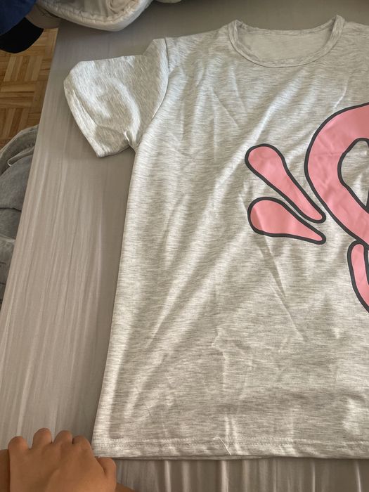 T-shirt temu rosa e cinzenta