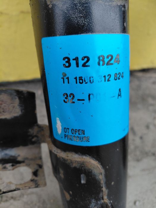 Стойки передние Мазда 3,5 б/у