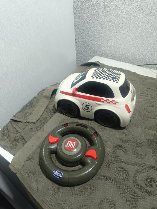 Carro telecomandado Fiat 500 da marca Chicco