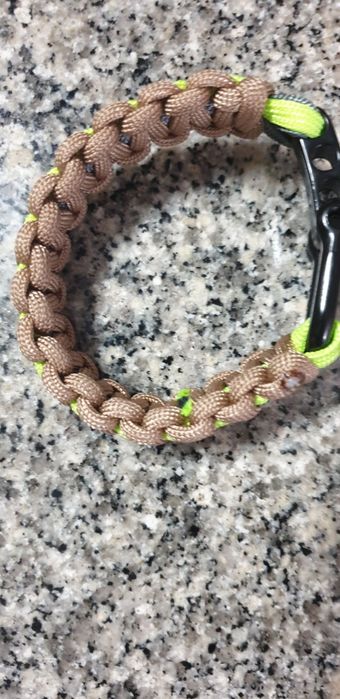 Pulseira de sobrevivência