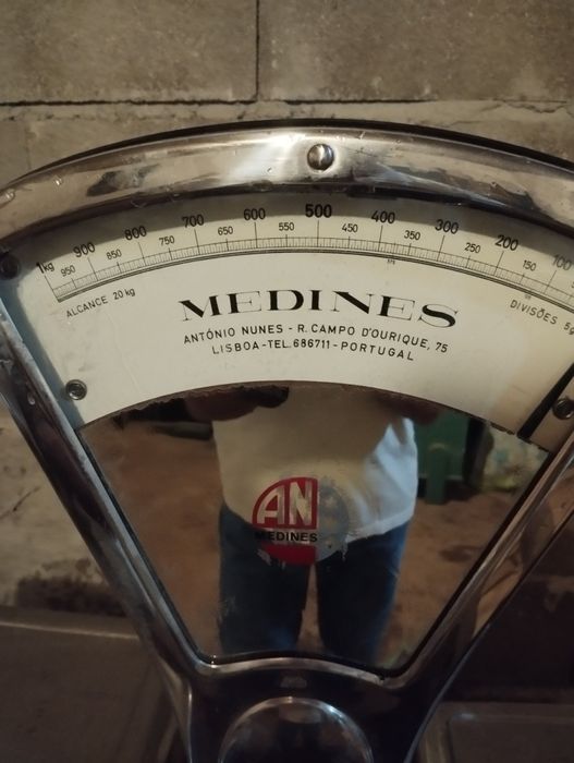 Balança antiga em bom estado de funcionamento.