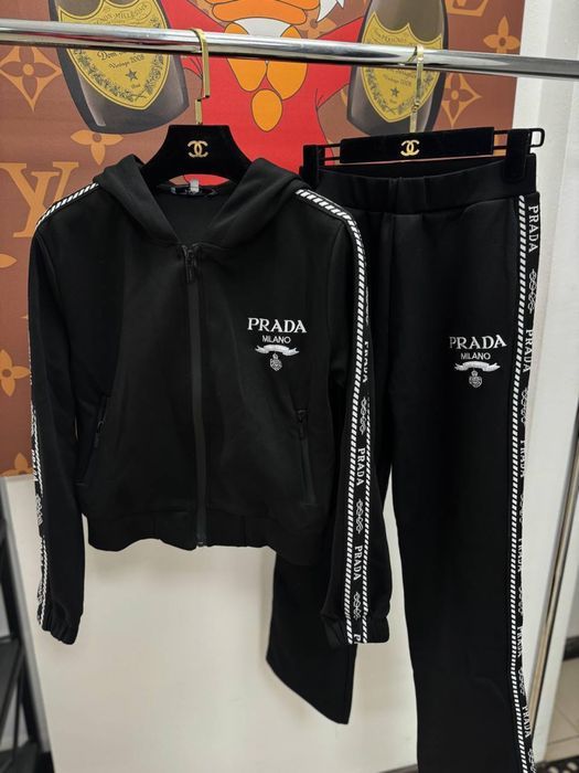 ХІТ СЕЗОНУ! Жіночий брендовий літній чорний костюм Prada на лампасах | Преміум якість
