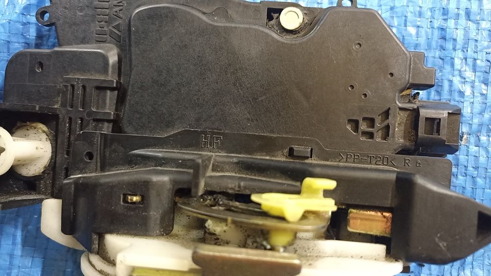 Замок передніх правих дверей MITSUBISHI COLT Z30 2004-2011