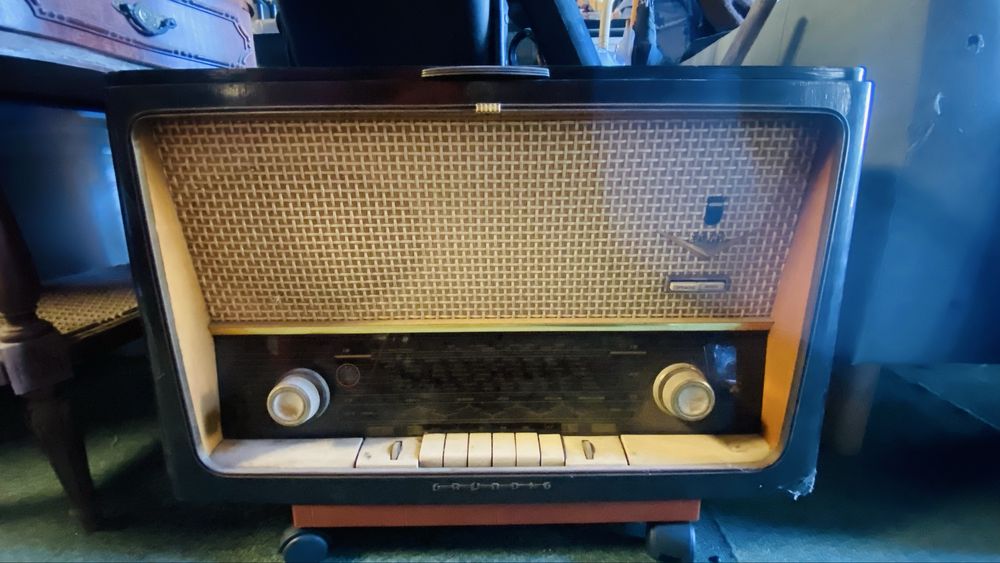 Radios antigos com gira discos