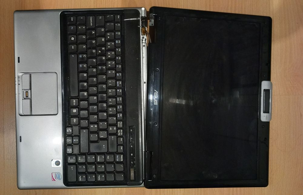 ASUS M51SE em funcionamento, mas monitor solto. Adequado para peças.