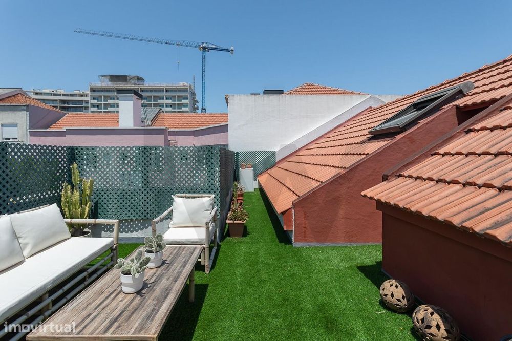 Apartamento T3 com sótão e terraço de utilização exclusiva - Av. de Ma