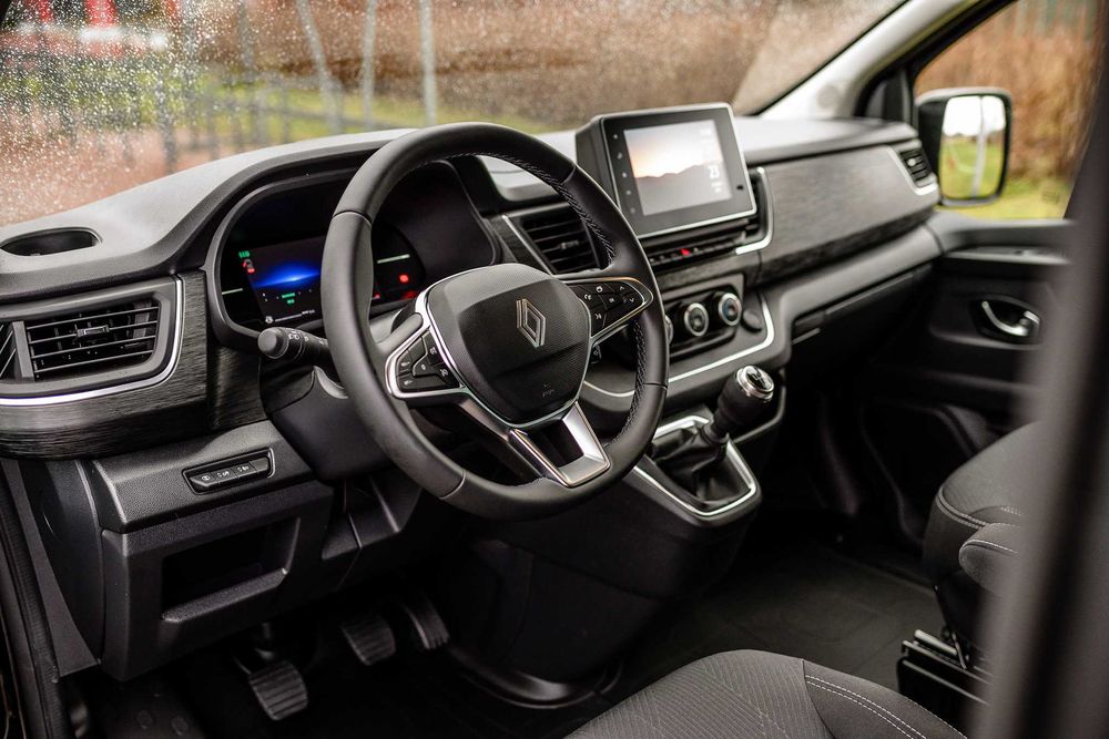 Wynajem busa osobowego - Renault Trafic Grand 2024 bus 8 osobowy