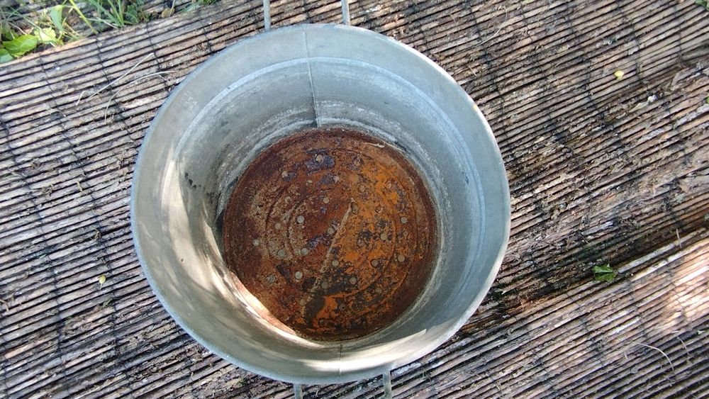 Stary metalowy duży kociołek garnek