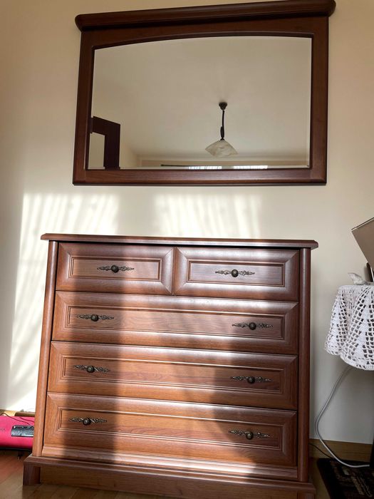 duże lustro w drewnianej oprawie