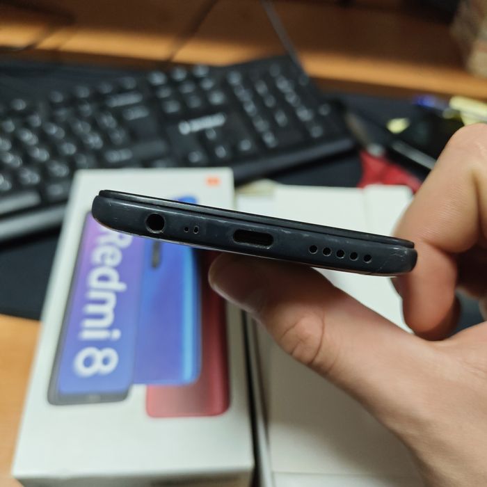 Продам Redmi 8 4/64gb