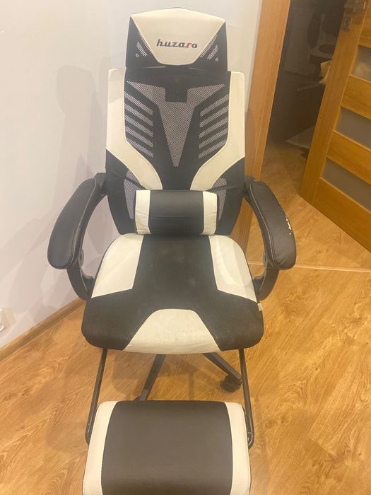 Fotel gamingowy czarno bialy