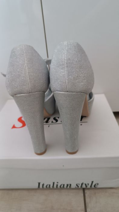 Srebrne sandałki na słupku