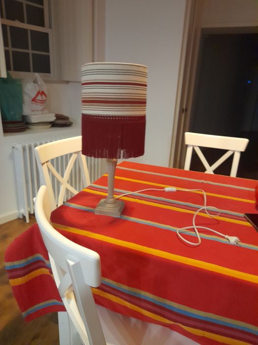 Candeeiro com abatjour com franjinhas