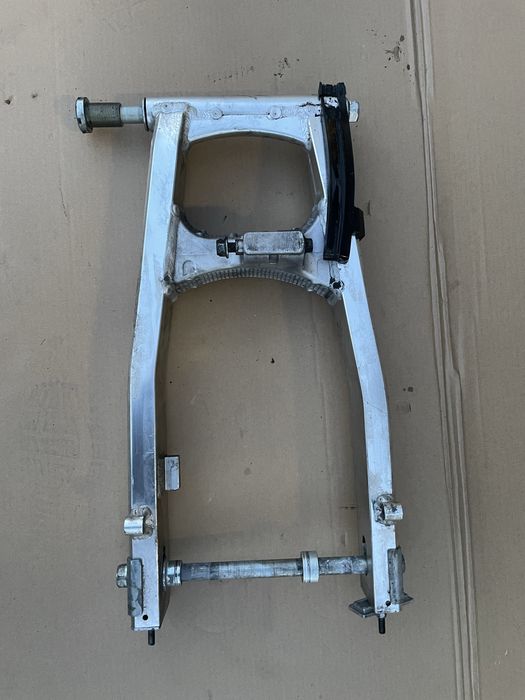 Wahacz Suzuki sv650 03- ośka oś tył