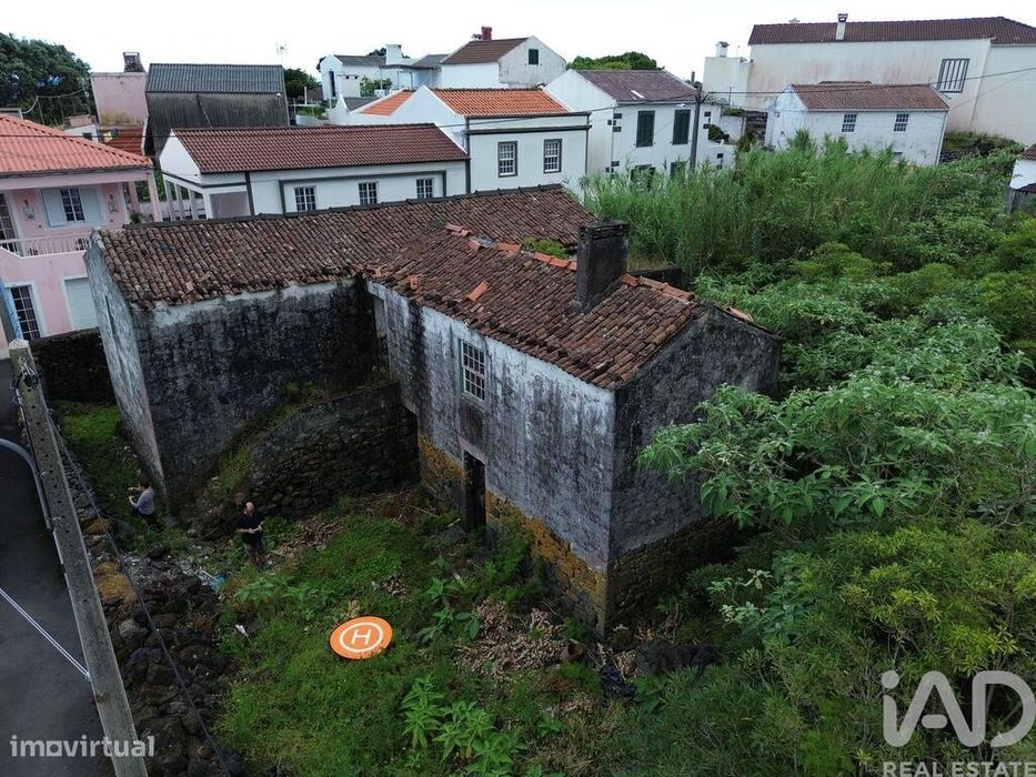 Casa tradicional T3 em Ribeiras de 207,00 m2