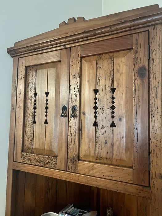 2 peças: Móvel rustico louçeiro + cadeirao