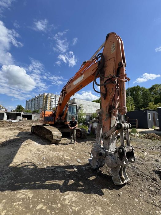 Гусеничний екскаватор