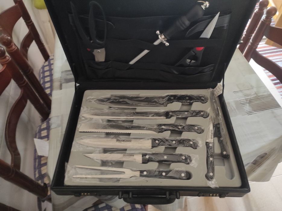 Vendo mala com objetos de cozinha