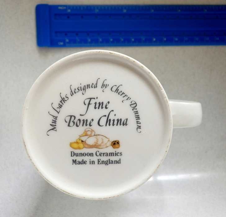 Chávena em porcelana branca fina, pintada com patos