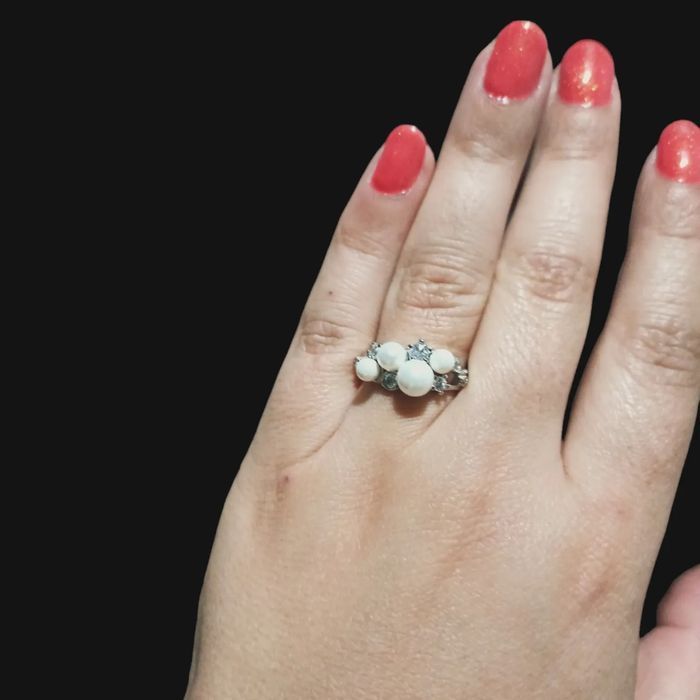 Anel com pérolas e zirconias