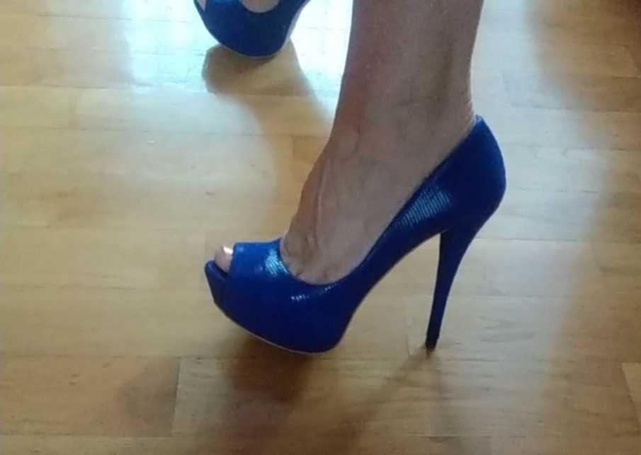 Szpilki niebieskie r. 37 Bershka