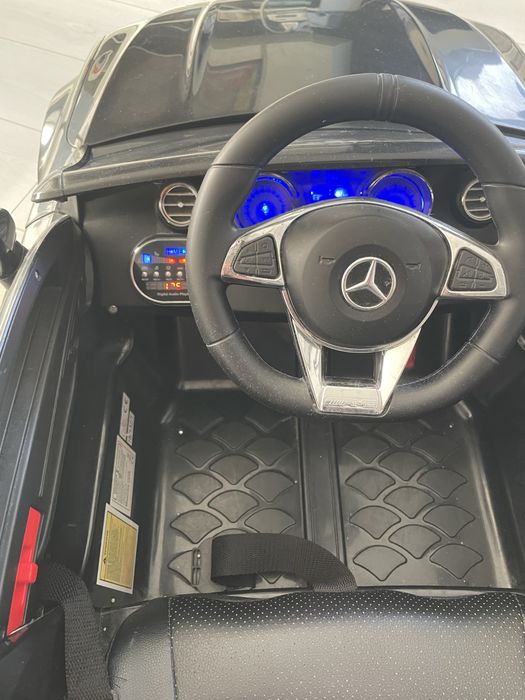 Mercedes-Benz, model C63 AMG na pilota akumulatory