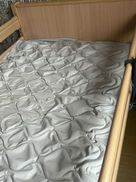 Łóżko rehabilitacyjne sterowane elektrycznie