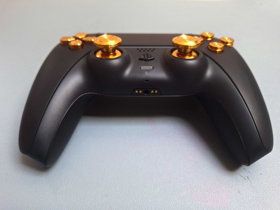 Comando PS5 Preto com Kit ExtremeRate Dourado