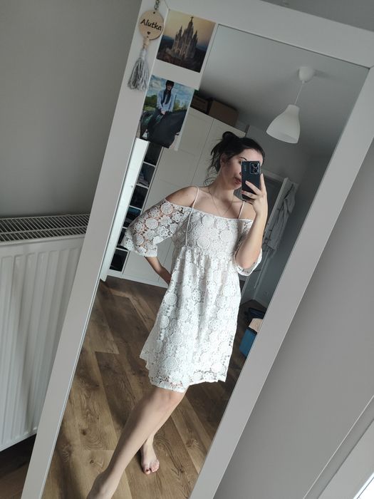 Biała krótsza Boho zwiewna sukienka z odkrytymi plecami i ramionami