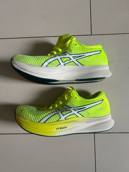 Жіночі кросівки Asics magic speed.