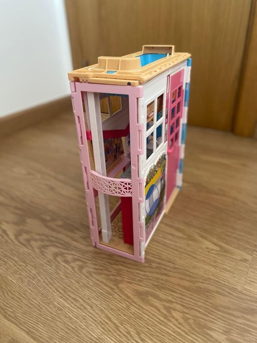 Casa da Barbie dobrável — em ótimo estado e pronta para brincar!