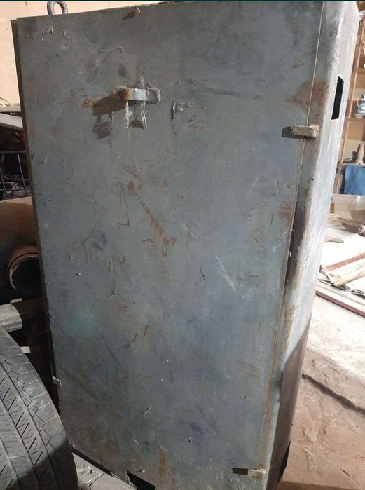 Металева шафа з сейфом