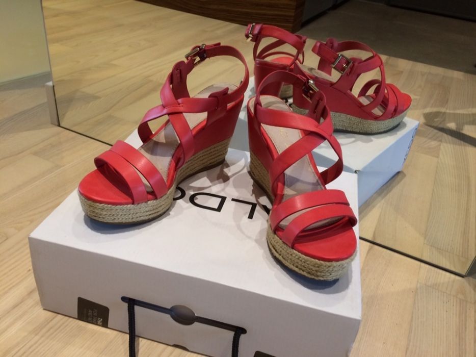 Koralowe sandały ALDO na koturnie r.38