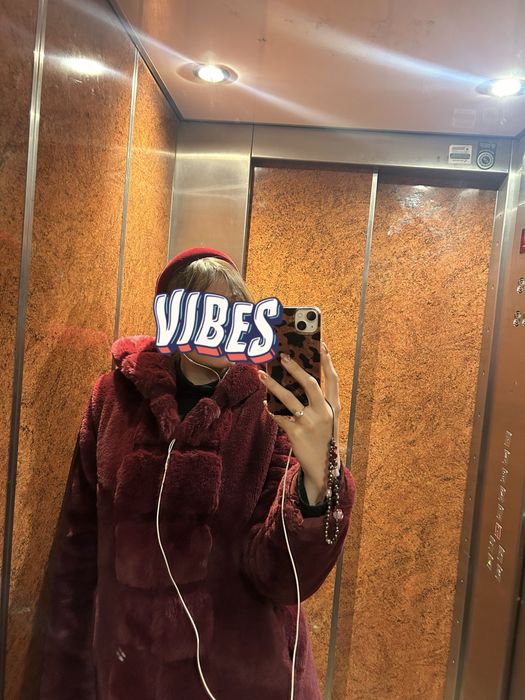 Bordowe futro marki GUESS