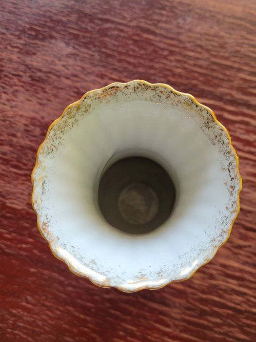 Porcelanowy wazon, świecznik i serwetnik z Chodzieży