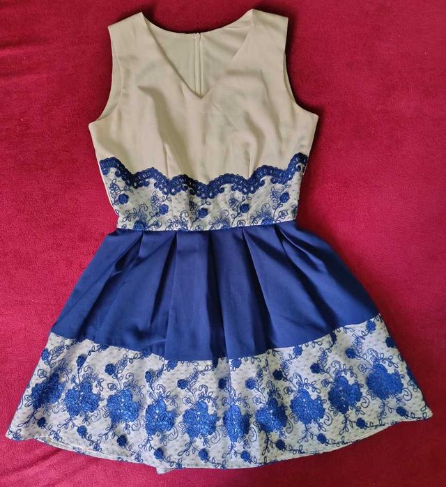 Śliczna sukienka zdobiona niebieską koronką