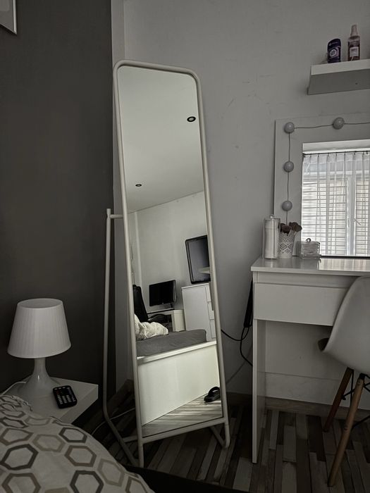Białe lustro stojące ikea