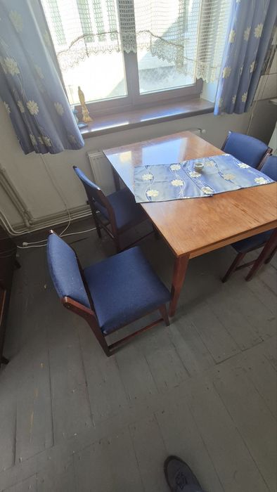 Стіл з стільцями