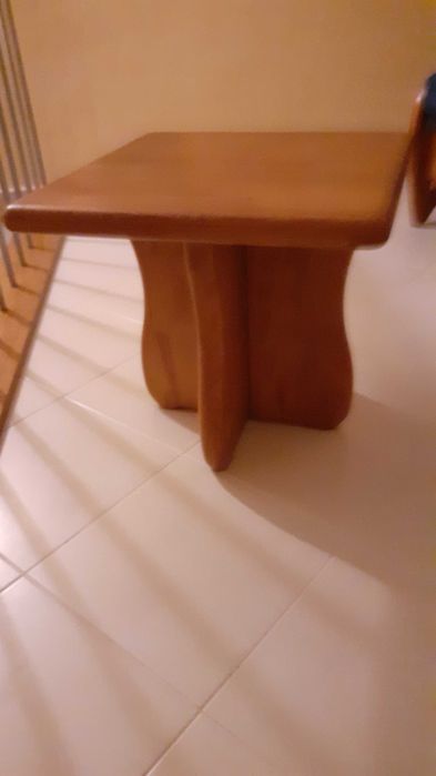 Mesa de apoio em Pinho Mel para sala de estar de estar