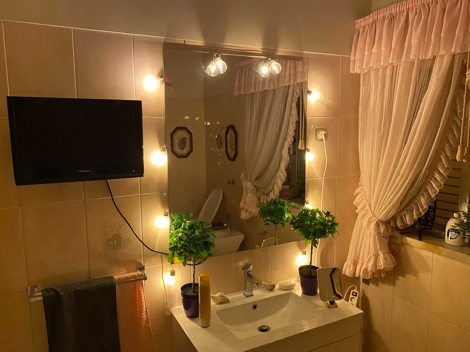 Conjunto de móvel, espelho e sanitários de casa de banho