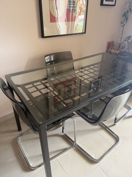 Mesa de jantar com 4 cadeiras