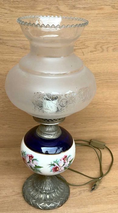 Candeeiro de mesa antigo, em metal porcelana e vidro