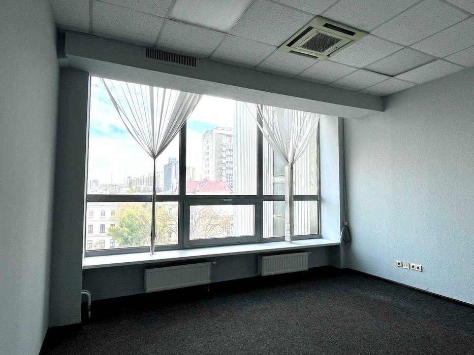 Офісний поверх у центрі Києва. Площа - 288м2. Метро - 5 хв.