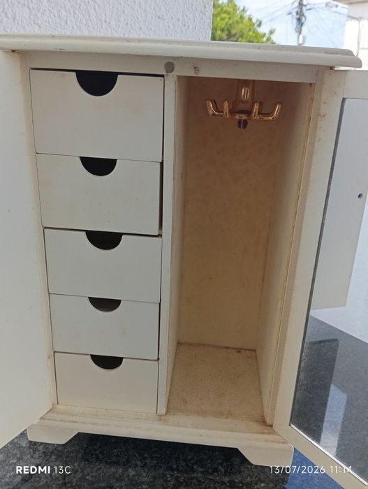 Guarda jóias em formato roupeiro