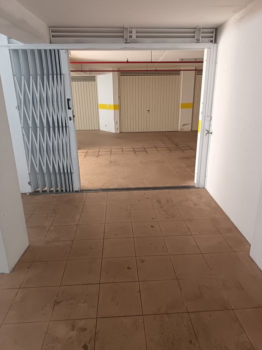 Garagem na rua 10 de Agosto Figueira da Foz