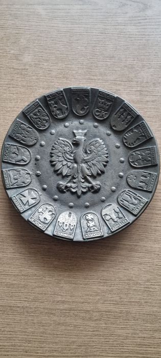 Zabytkowy mosiężny talerz z 17 herbami miast