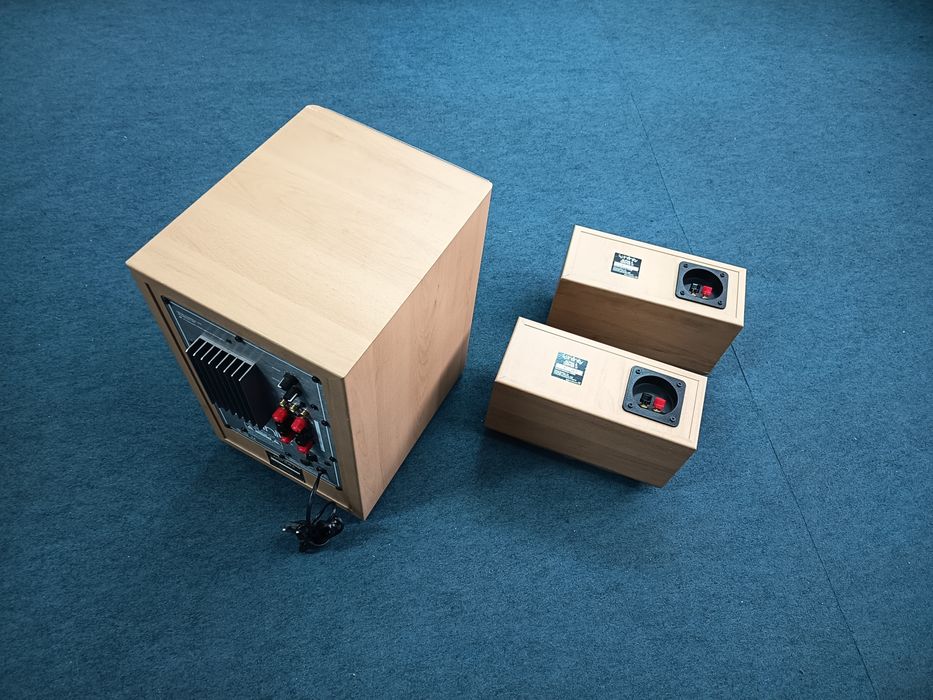 Subwoofer e duas colunas frontais Infinity
