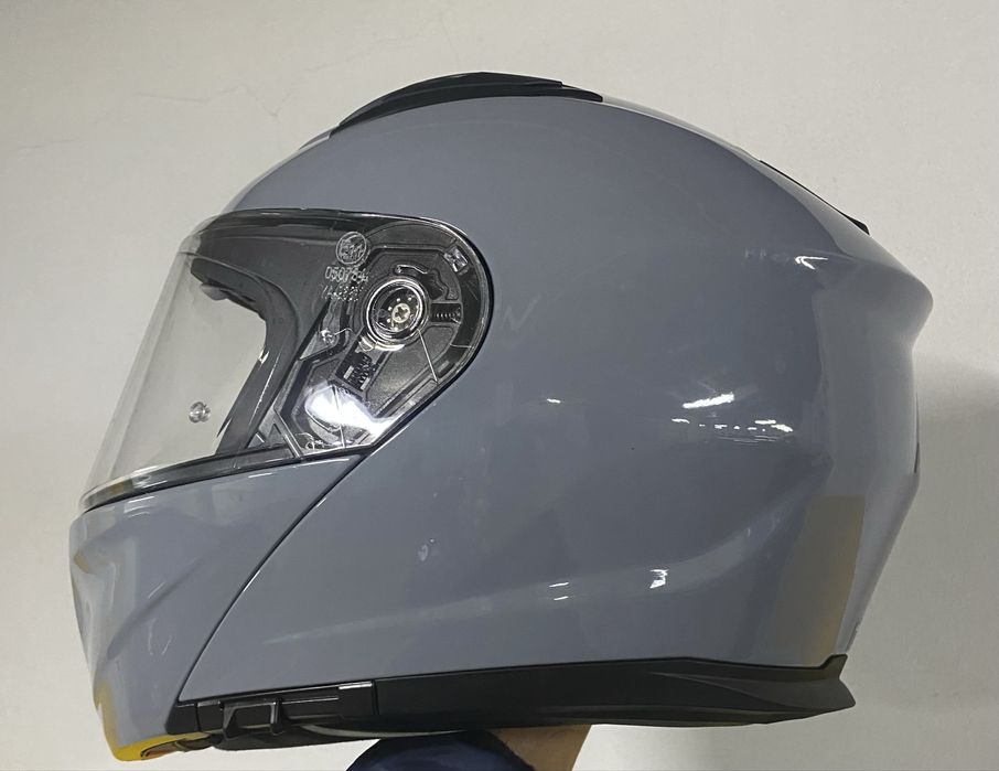 Capacete cinzento